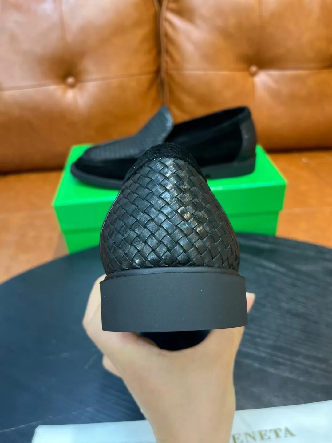 [BV] Top P: 780💰 Size: Male 39-44 (38.45 non-refundable) Bottega Veneta 2025 autumn and winter counter synchronization style. Bottega Veneta BV's new driving shoes have a slip-on design with suede upper, BV's unique weaving design on the heel, and a weaving pattern on the outsole.